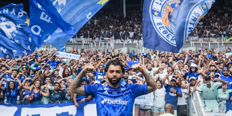 Gabigol é apresentado pelo Cruzeiro em um Mineirão lotado