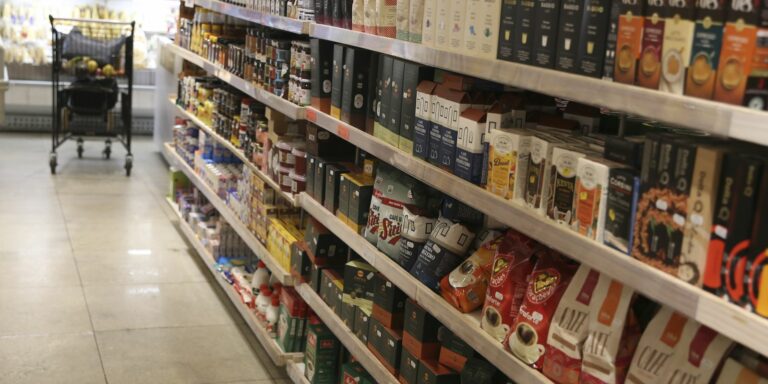 Comércio tem queda de 0,4% em abril, depois de três altas