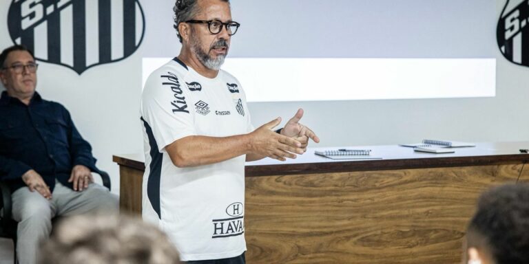 Ex-auxiliar de Tite, Cleber Xavier debuta como técnico no Santos