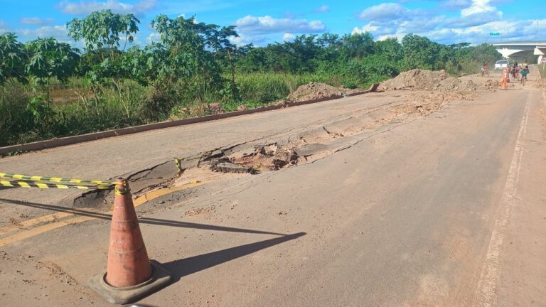 Asfalto cede em rua de acesso à nova ponte do Parque Atalaia