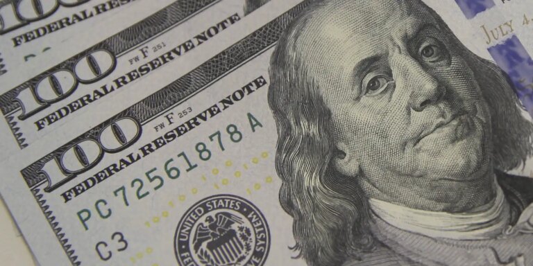 Dólar cai para R$ 5,56 à espera de pacote fiscal