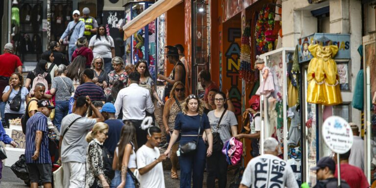Pirataria é fiscalizada e combatida, dizem lojistas da 25 de Março