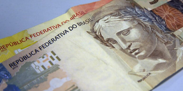 Caixa libera abono salarial para nascidos em setembro e outubro