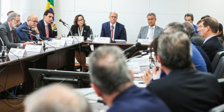 Governo busca negociação com EUA e pede apoio de empresários