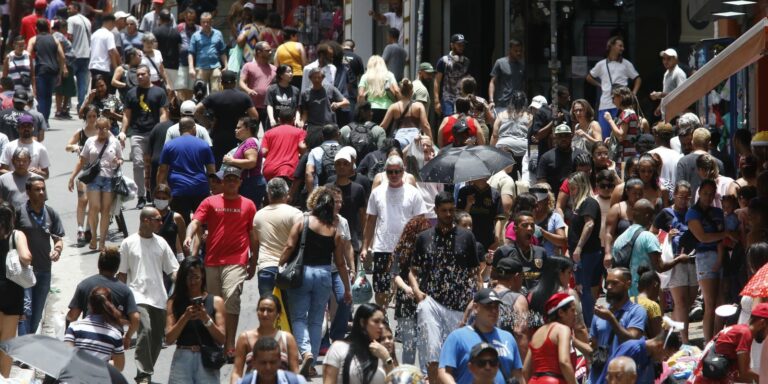 População brasileira chega a 213,4 milhões de habitantes, estima IBGE