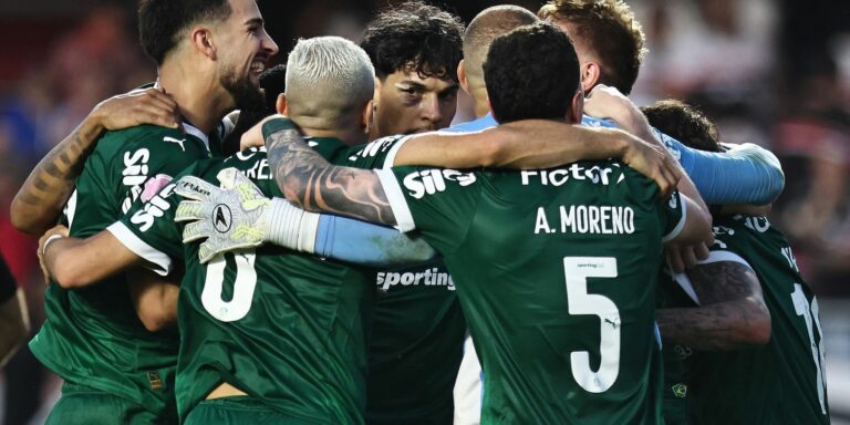 Virada e derrota rubro-negra levam Palmeiras à ponta do Brasileirão