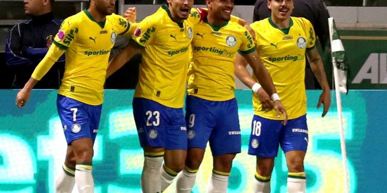 Brasileiro: Palmeiras goleia Bragantino e permanece com folga na ponta